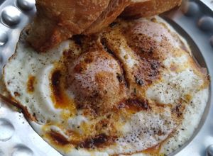 Gambar Turkish Eggs (sunny side egg)