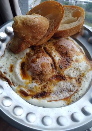 Gambar Turkish Eggs (sunny side egg)