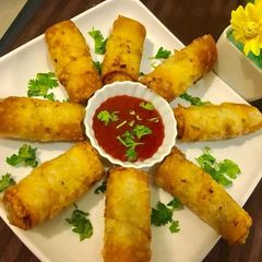 A picture of Chicken Roll with white Sauce.