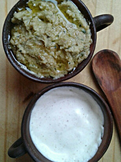 Una foto de Mayonesa Comino/Ajo + Pasta de Garbanzos con Cilantro