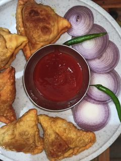 चटपटीत समोसे (Samosa Recipe in Marathi) रेसिपी चे मुख्य फोटो