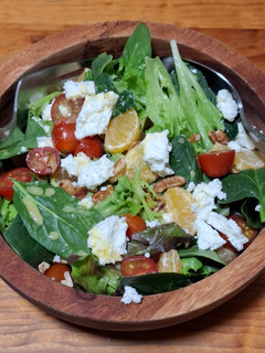 Una foto de Ensalada verde con mandarina y queso de cabra