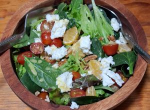 Una foto de Ensalada verde con mandarina y queso de cabra