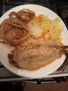 Una foto de Arroz con pescado frito y anillos de cebolla