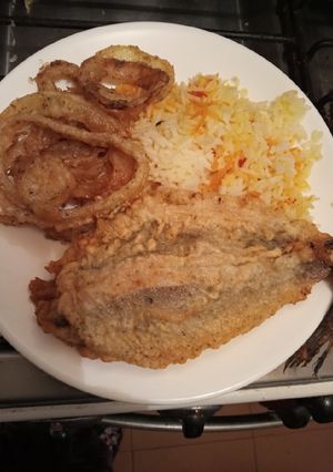 Una foto de Arroz con pescado frito y anillos de cebolla