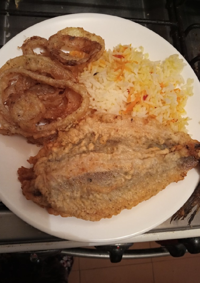 Una foto de Arroz con pescado frito y anillos de cebolla