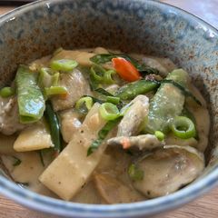 A picture of Kæng nò mai tua – Green almond curry with sugar snaps and bamboo shoots.