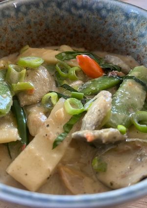 A picture of Kæng nò mai tua – Green almond curry with sugar snaps and bamboo shoots.