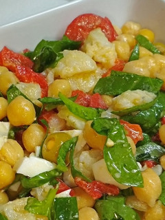 Una foto de Ensalada de garbanzos con bacalao
