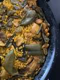 Paella de pollo, conejo y pato, con las 5 clases de alubias tradicionales
