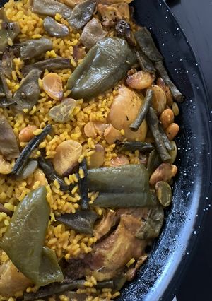 Una foto de Paella de pollo, conejo y pato, con las 5 clases de alubias tradicionales