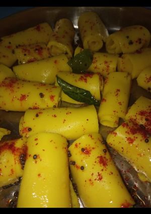 कुकर खांडवी(cooker me khandvi reicpe in Hindi) रेसिपी मुख्य फोटो