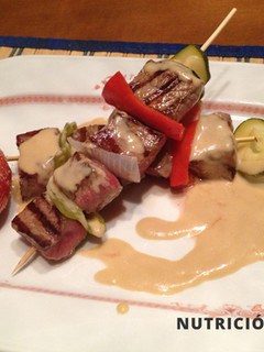 Una foto de Brocheta de carne con salsa de café