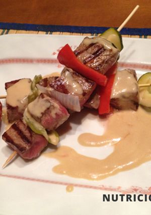 Una foto de Brocheta de carne con salsa de café
