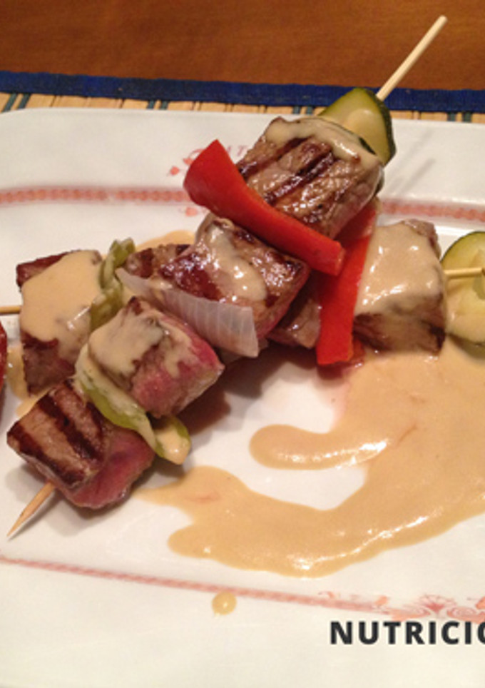 Una foto de Brocheta de carne con salsa de café