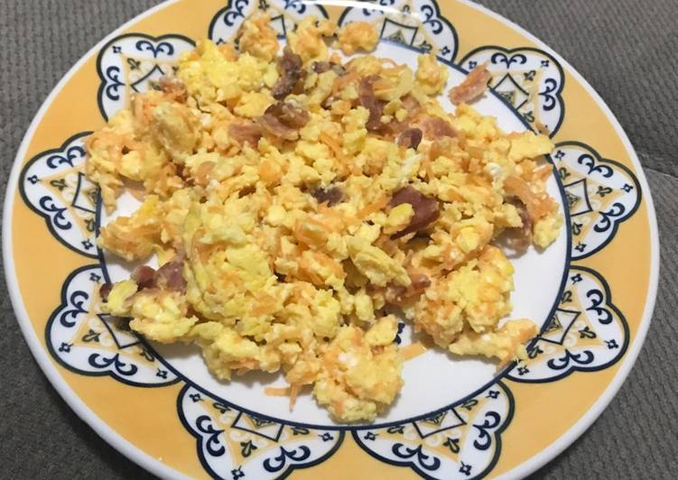 Omelete com queijo e bacon - Tudogosreceitas