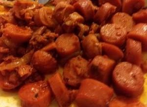 Una foto de Salchichas sabrosas en salsa de achiote