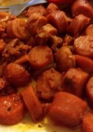 Una foto de Salchichas sabrosas en salsa de achiote