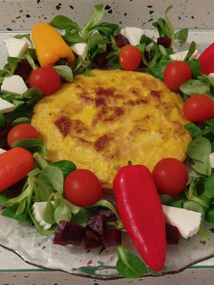 Una foto de Tortilla de jamón y ensalada de canónigos