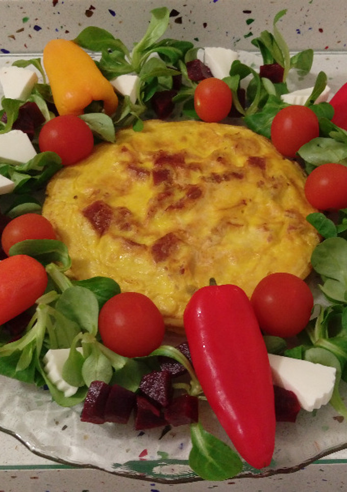 Una foto de Tortilla de jamón y ensalada de canónigos