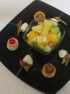 Una foto de Volovanes y banderillas con ensalada individual