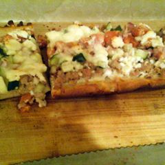 A picture of turkey gyro pizza.