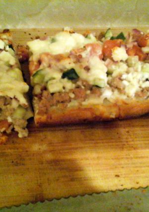 A picture of turkey gyro pizza.