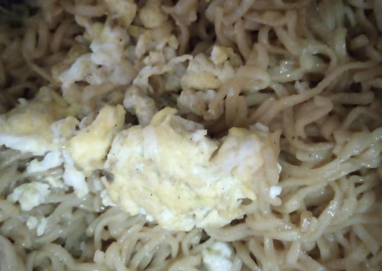 Bagaimana Menyiapkan Scrambled egg noodles Anti Gagal