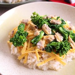 A picture of Spring Special Chirashizushi with Manila Clams and Broccolini.