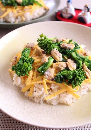 A picture of Spring Special Chirashizushi with Manila Clams and Broccolini.