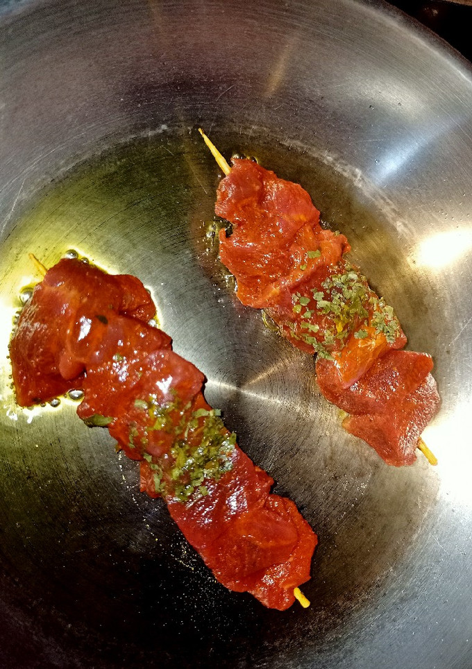 Una foto de Pincho de ternera con langostinos 🦐🦐🦐