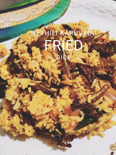 நெத்திலி கருவாடு ஃப்ரைட் ரைஸ் (nethili karuvadu fried rice recipe in Tamil) செய்முறை முக்கிய புகைப்படம்
