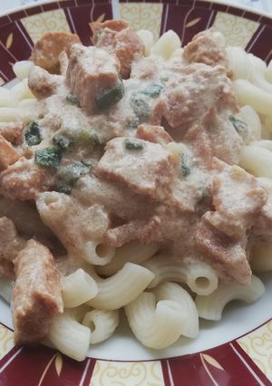 Pikáns csirkemell főtt tésztával recept fotója