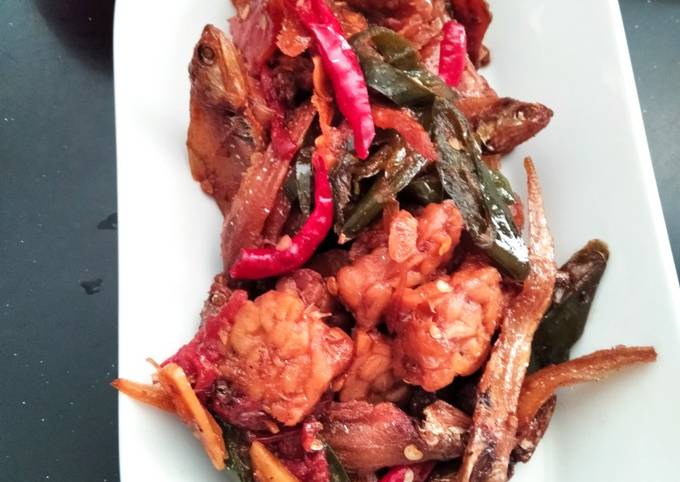 Cara bikin Tumis tempe ikan asin bulu Cara bikin Tumis tempe ikan asin bulu