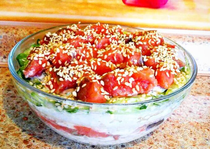 Салат с малосольной рыбкой, рисом, свежим огурчиком и творожным сыром