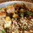 Arroz chaufa con pollo con vegetales en salsa agridulce