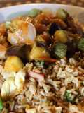 Arroz chaufa con pollo con vegetales en salsa agridulce