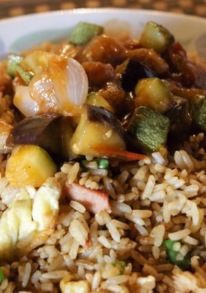 Una foto de Arroz chaufa con pollo con vegetales en salsa agridulce