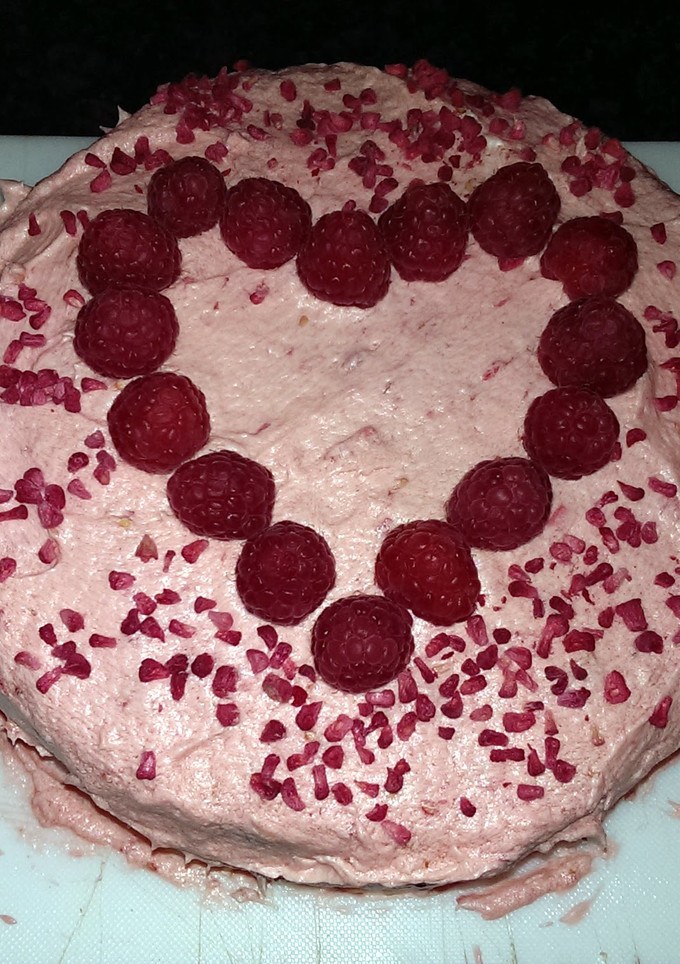 A picture of Sophie's lemon and raspberry cake.