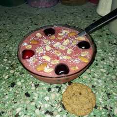 Una foto de Smoothie Bowl de Frutilla #recetaentrespasos