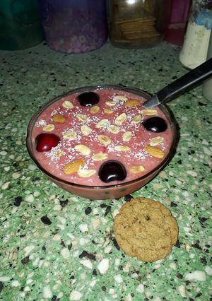 Una foto de Smoothie Bowl de Frutilla #recetaentrespasos