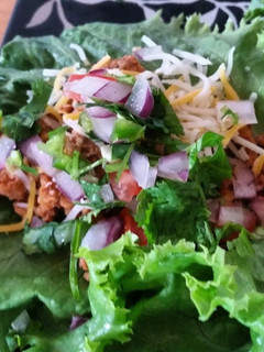 A picture of Turkey Romaine lettuce wrap tacos.