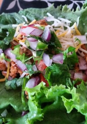A picture of Turkey Romaine lettuce wrap tacos.