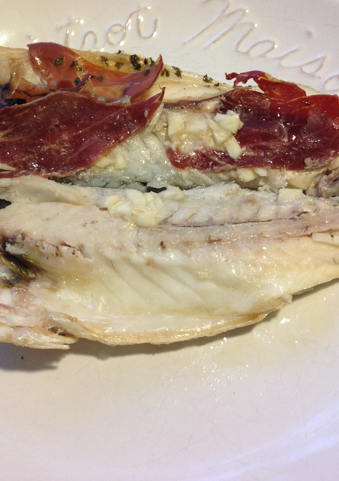 Una foto de Lubina al horno con jamón