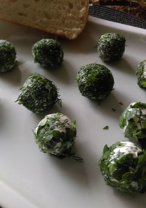 A picture of Herb Coated Goat Cheese Appetizer.