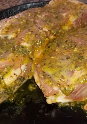 Una foto de Bondiola de cerdo con salsa de hierbas.. Riquísimo..!!😋