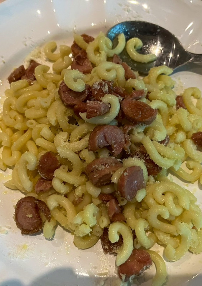 Una foto de Fideuá con salchichas