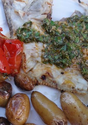 Une photo de Turbot au barbecue sauce chermoula