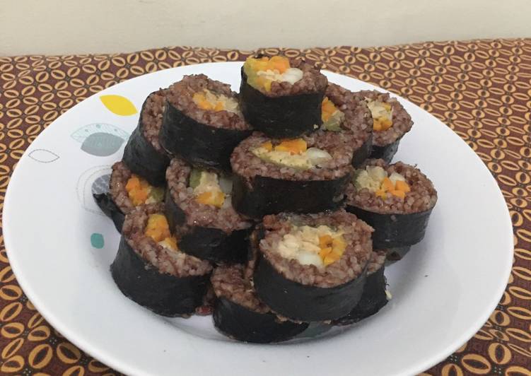 Bagaimana Menyiapkan Kimbab Tuna Homemade (Tanpa Mayonaise), Sempurna