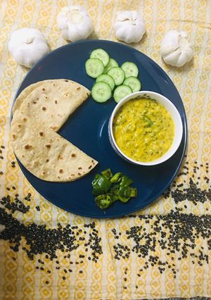 કાઠિયાવાડી ખાટાં અડદ (Kathiyavadi Khatta Adad Recipe In Gujarati) રેસીપી મુખ્ય ફોટો